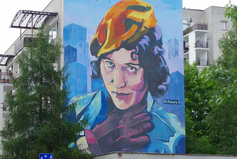 Mural projektu Julii Szulc, przedstawiający Zofię Stryjeńską