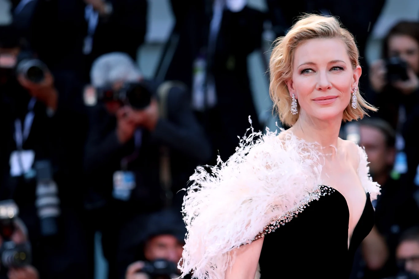Niesamowita jest droga, jaką pokonała Cate Blanchett, żeby stać się jedną z najlepszych współczesnych aktorek. Początkowo w ogóle nie interesowała się kinem, a pierwszy raz przed kamerą pojawiła się - statystując w wieku 21 lat w... egipskim filmie. Tak ją to wciągnęło, że po powrocie do rodzinnej Australii ukończyła studia w Narodowym Instytucie Teatralnym.

Na zdjęciu: Cate Blanchett na festiwalu w Wenecji (2018)