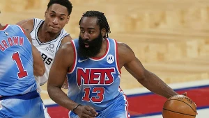 James Harden (z prawej) w starciu ze Spurs