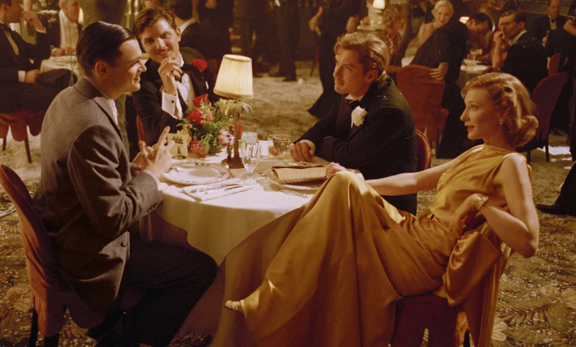 Pierwszego w karierze Oscara Cate Blanchett zdobyła za rolę w filmie "Aviator" (2004) Martina Scorsese. Zagrała tam genialną aktorkę Katherine Hepburn, jedną z kobiet życia Howarda Hughesa (Leonardo DiCaprio). Następnie można było ją oglądać w takich filmach, jak "Babel" Alejandro Gonzáleza Inárritu, "Dobry Niemiec" Stevena Soderbergha czy "Notatki o skandalu" (2006).

Na zdjęciu: Leonardo DiCaprio i Cate Blanchett w filmie "Aviator"