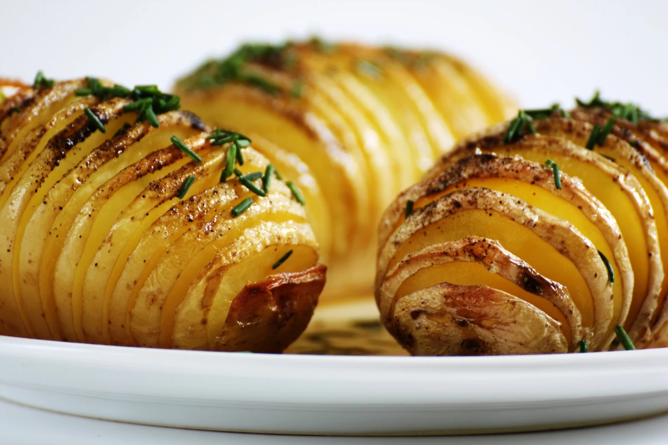 Gotowane lub pieczone ziemniaki są zdrowszą opcją niż smażone, ponieważ zawierają mniej tłuszczu i kalorii.