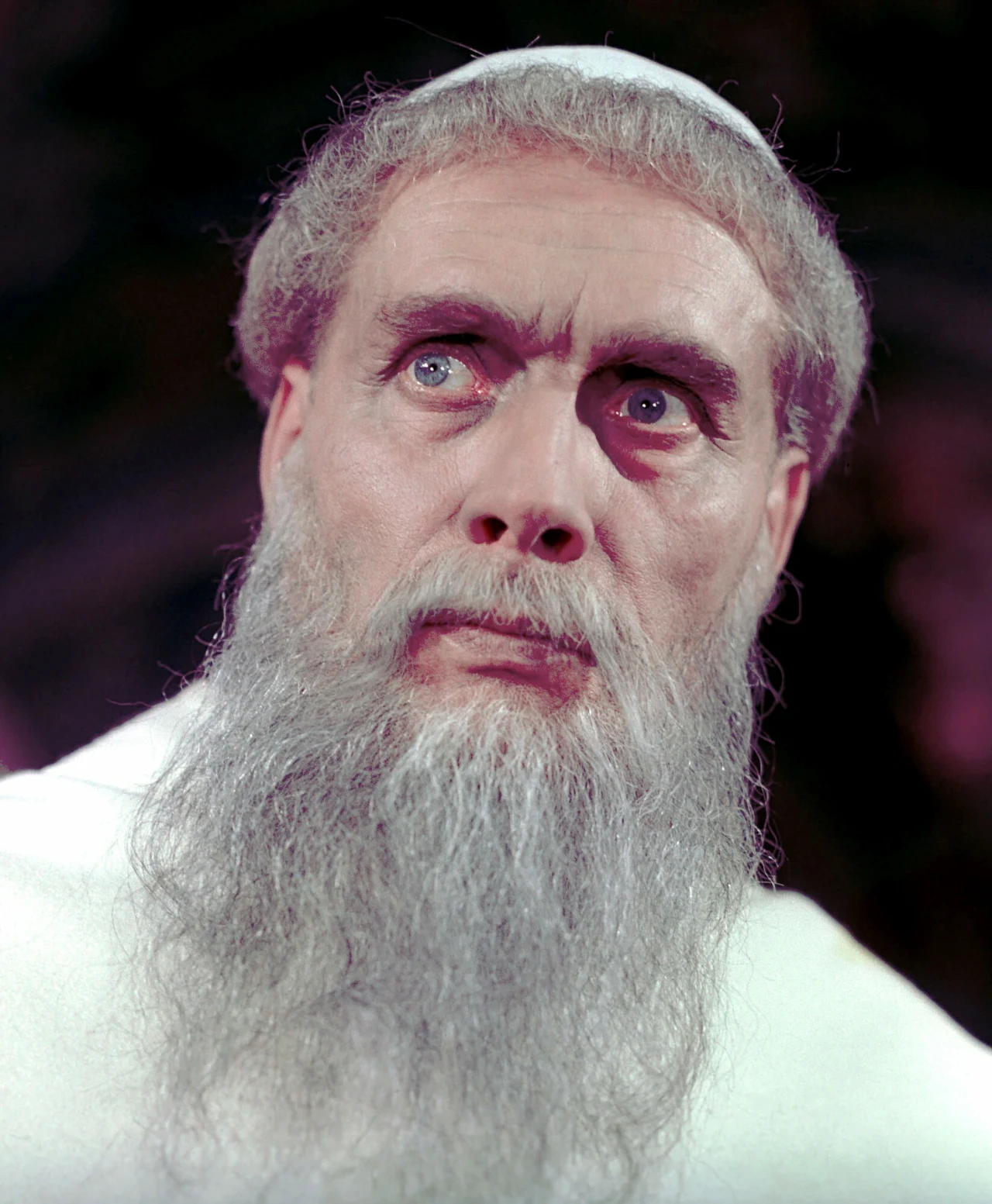 Kiedy Jerzy Hoffman zaproponował mu rolę przeora Kordeckiego w "Potopie", aktor zjawił się na Jasnej Górze. Zamieszkał w celi, modlił się i jadł razem z zakonnikami. "Widział zachowanie ludzi na Jasnej Górze, dziury w murach po kulach szwedzkich armat, w skarbcu obejrzał pamiątki m.in. monstrancję, którą Kordecki nosił w procesji podczas oblężenia, jego różaniec. Nauczył się też chodzić w habicie" - wspominał po latach ojciec Rakoczy, paulin z jasnogórskiego klasztoru.

Niestety, aktor nie doczekał premiery "Potopu" we wrześniu 1974. Zmarł ponad rok wcześniej na raka trzustki.