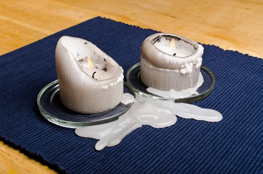 Wosk trzeba jak najszybciej zdrapać