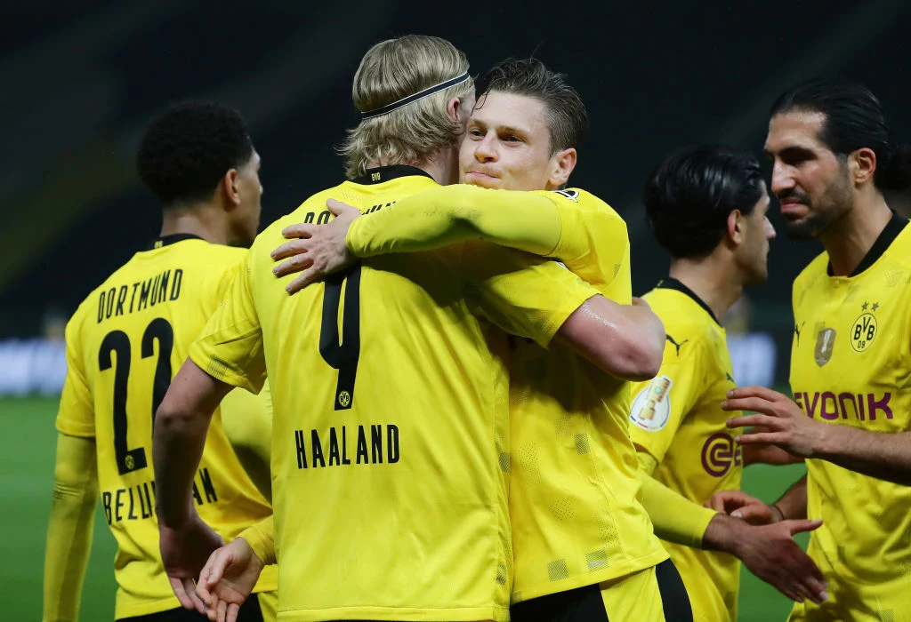 Łukasz Piszczek gratuluje zdobycia bramki Erlingowi Haalandowi Łukasz Piszczek gratuluje zdobycia bramki Erlingowi Haalandowi