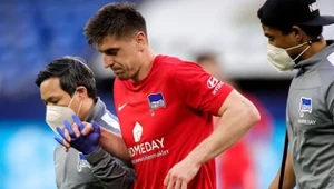 Krzysztof Piątek schodzi z boiska z grymasem bólu