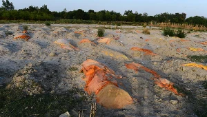 Płytkie groby ofiar pandemii przy brzegu Gangesu