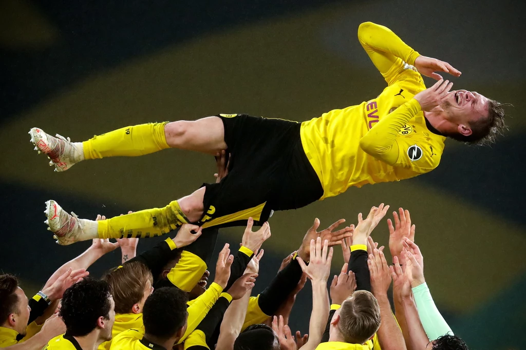 Łukasz Piszczek na rękach kolegów z Borussii Dortmund Łukasz Piszczek na rękach kolegów z Borussii Dortmund