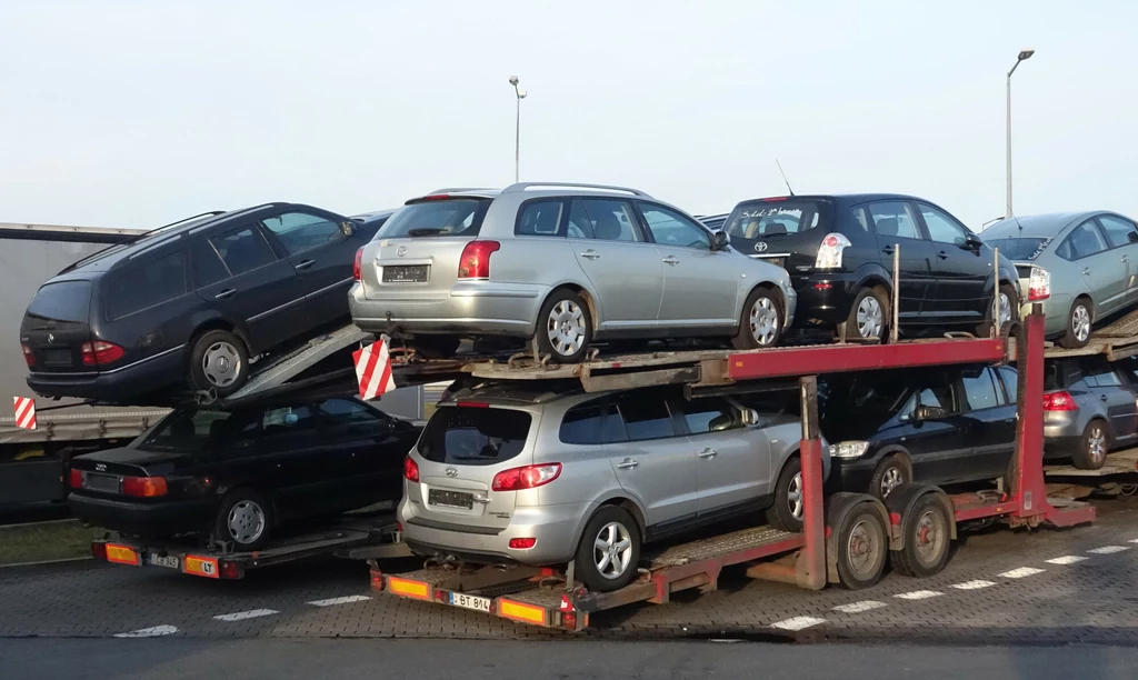 Większość aut przyjeżdża z Niemiec. Ale kierunki, z których importowane są samochody, potrafią być bardzo egzotyczne