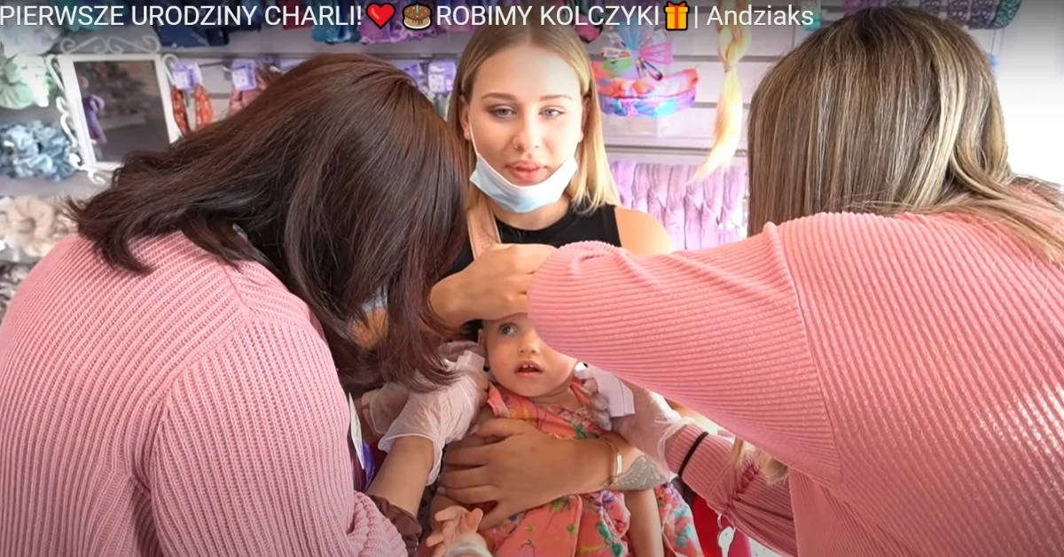 Andziaks przekłuła córce uszy, fot. screen z YouTube Andziaks przekłuła córce uszy, fot. screen z YouTube