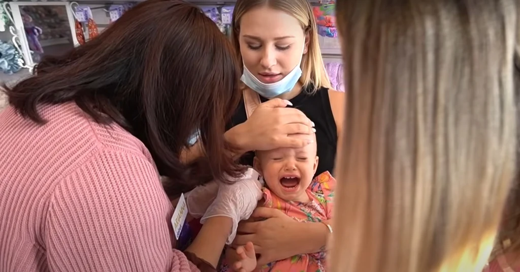 Andziaks przekłuła córce uszy, fot. screen z YouTube Andziaks przekłuła córce uszy, fot. screen z YouTube