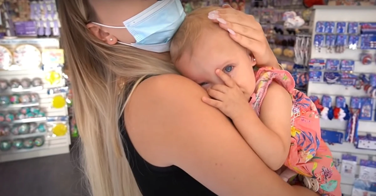 Andziaks przekłuła córce uszy, fot. screen z YouTube Andziaks przekłuła córce uszy, fot. screen z YouTube