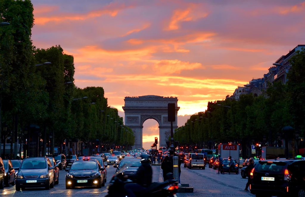 Plany paryskiego ratusza na razie nie zakładają ograniczenia ruchu wokół ruchliwego placu Charles de Gaulle'a, na którym znajduje się Łuk Triumfalny. 