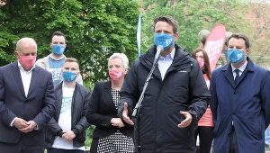 Prezydent Warszawy, lider Ruchu Wspólna Polska Rafał Trzaskowski (C), pełnomocniczka Ruchu Wspólna Polska w województwie opolskim, prezydent Kędzierzyna-Koźla Sabina Nowosielska (3L), prezydent Opola Arkadiusz Wiśniewski (P) i marszałek województwa opolskiego Andrzej Buła (L) podczas konferencji prasowej w Opolu