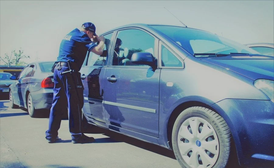 Policjanci uwolnili dziecko zamknięte w rozgrzanym samochodzie Policjanci uwolnili dziecko zamknięte w rozgrzanym samochodzie