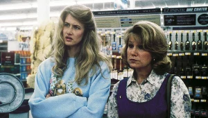 Laura Dern (L) w filmie "Złe i gorsze"