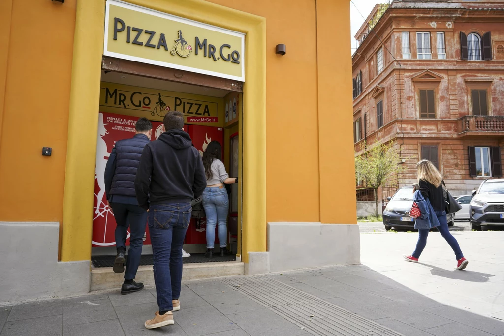 Pierwszy automat do pizzy postawiono przy Piazza Bologna