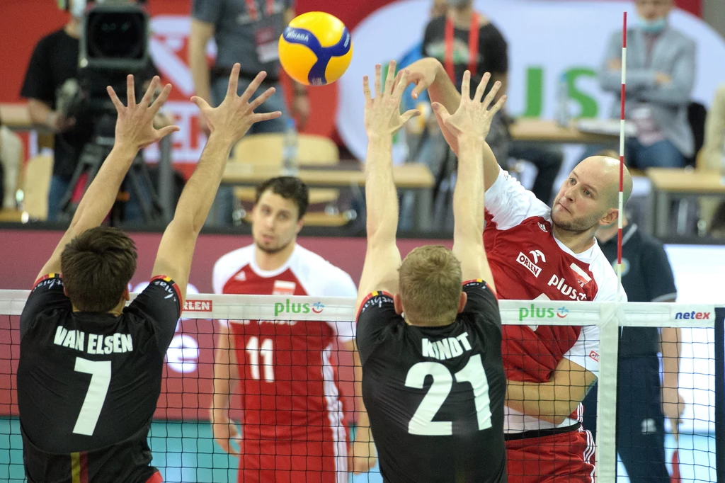 Bartosz Kurek atakuje, Belgowie próbują blokować Bartosz Kurek atakuje, Belgowie próbują blokować