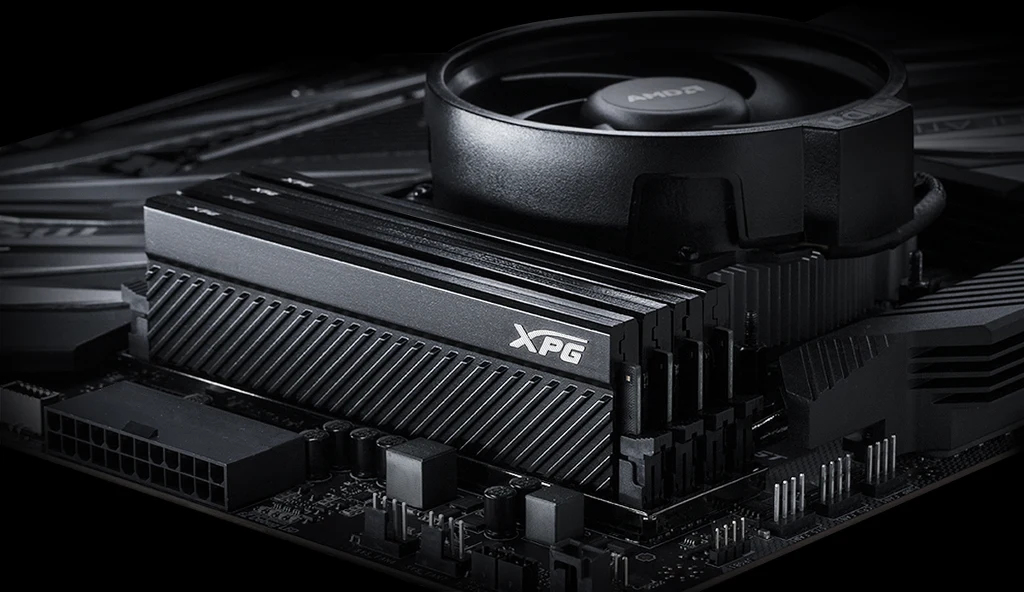 Zakres obsługiwanych częstotliwości obejmuje: 3200, 3600 oraz 4133 MHz, a pojemność modułów wynosi 8 GB, 16 GB lub 32 GB (nie dotyczy modułów 4133 MHz). Wszystko zostało schowane pod gustownym czarnym aluminiowym radiatorem z licznymi nacięciami, które poza wyglądem przypominającym zbroję zwiększają też powierzchnię oddawania ciepła. Wysokość modułów wynosi 39.17 mm. Zakres obsługiwanych częstotliwości obejmuje: 3200, 3600 oraz 4133 MHz, a pojemność modułów wynosi 8 GB, 16 GB lub 32 GB (nie dotyczy modułów 4133 MHz). Wszystko zostało schowane pod gustownym czarnym aluminiowym radiatorem z licznymi nacięciami, które poza wyglądem przypominającym zbroję zwiększają też powierzchnię oddawania ciepła. Wysokość modułów wynosi 39.17 mm.