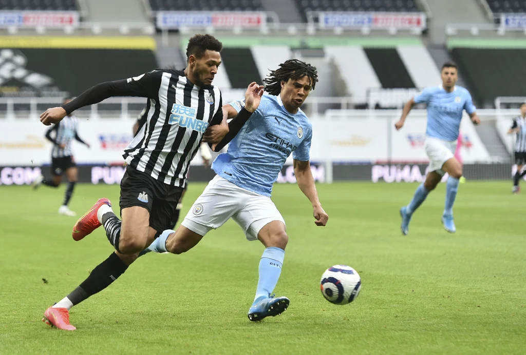 Joelinton (z lewej) w starciu z piłkarzem City, Nathanem Ake'em Joelinton (z lewej) w starciu z piłkarzem City, Nathanem Ake'em