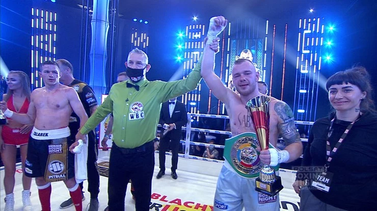 Łukasz Stanioch w geście triumfu