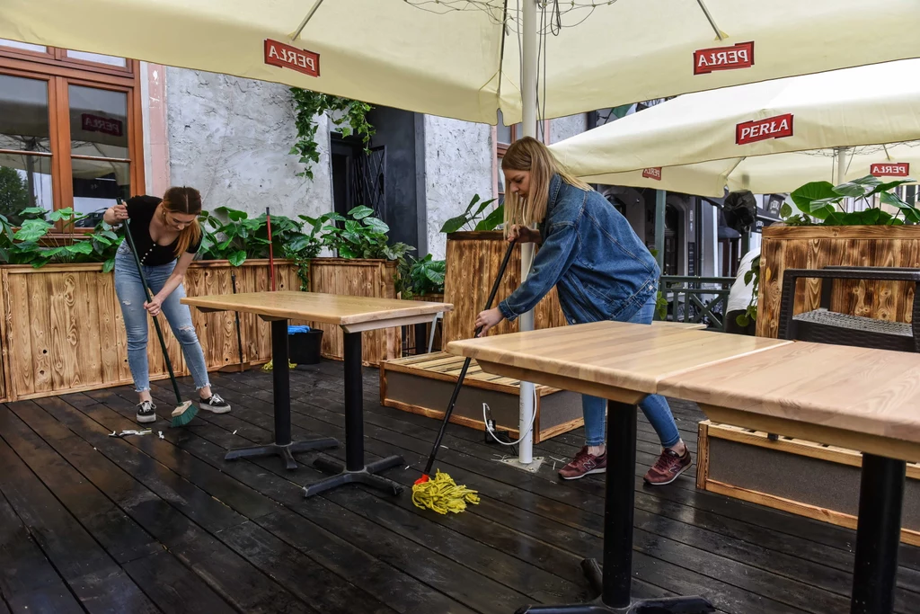 Restauratorzy na lubelskim Starym Mieście przygotowują ogródki do otwarcia Restauratorzy na lubelskim Starym Mieście przygotowują ogródki do otwarcia
