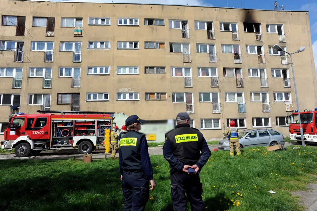 Zniszczenia po pożarze bloku przy ul. Lechickiej w Koszalinie