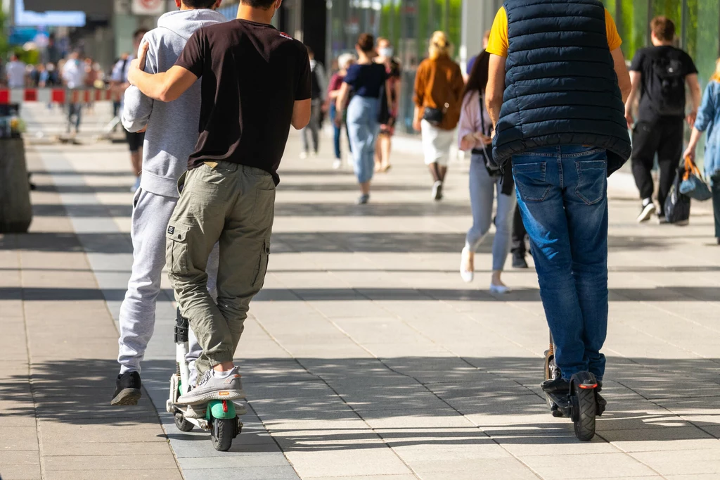 Elektryczne hulajnogi. Zmiany w przepisach wejdą w życie 20 maja Elektryczne hulajnogi. Zmiany w przepisach wejdą w życie 20 maja