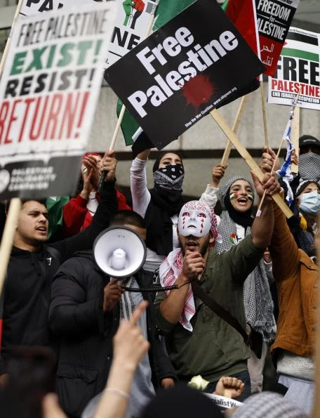 Co najmniej jeden z uczestników spalił izraelską flagę. Londyńską demonstrację zorganizowały grupy muzułmańskie oraz lewicowe, m.in. organizacja Stop the War. Co najmniej jeden z uczestników spalił izraelską flagę. Londyńską demonstrację zorganizowały grupy muzułmańskie oraz lewicowe, m.in. organizacja Stop the War.