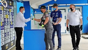 Sędzia Remigiusz Substyk z Mariuszem Staszewskim i Tomaszem Proszowskim.