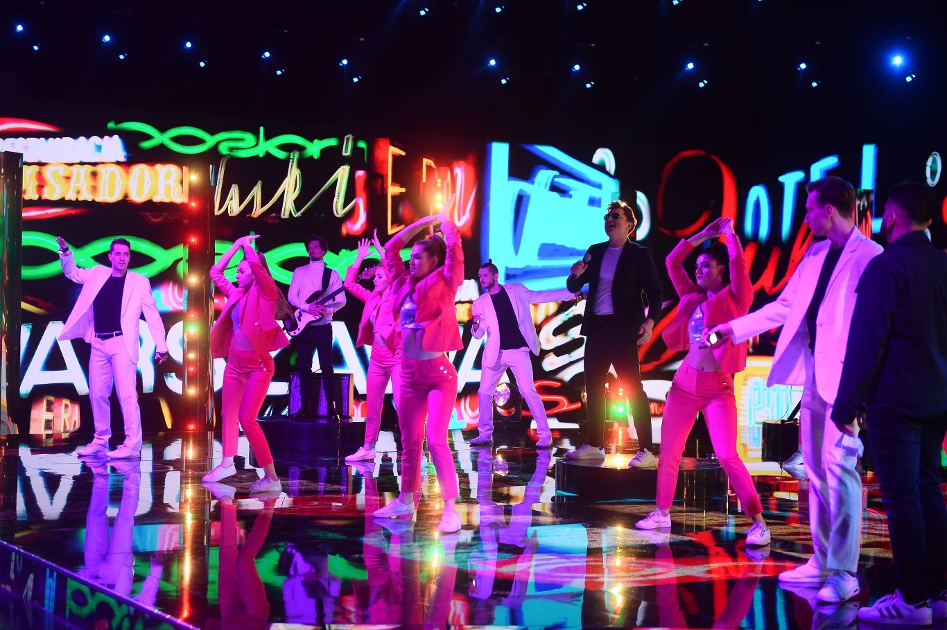 Teledyski do piosenki "The Ride" Rafała Brzozowskiego powstał w Muzeum Neonów w Warszawie i ten motyw będzie wykorzystany w Rotterdamie Teledyski do piosenki "The Ride" Rafała Brzozowskiego powstał w Muzeum Neonów w Warszawie i ten motyw będzie wykorzystany w Rotterdamie