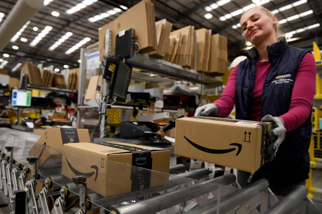 Amazon tworzył nowe centra dystrybucji i zatrudniał kolejnych pracowników. Teraz zamierza zwalniać - ludzi zastąpi sztuczna inteligencja (AI). Zdj. ilustracyjne 