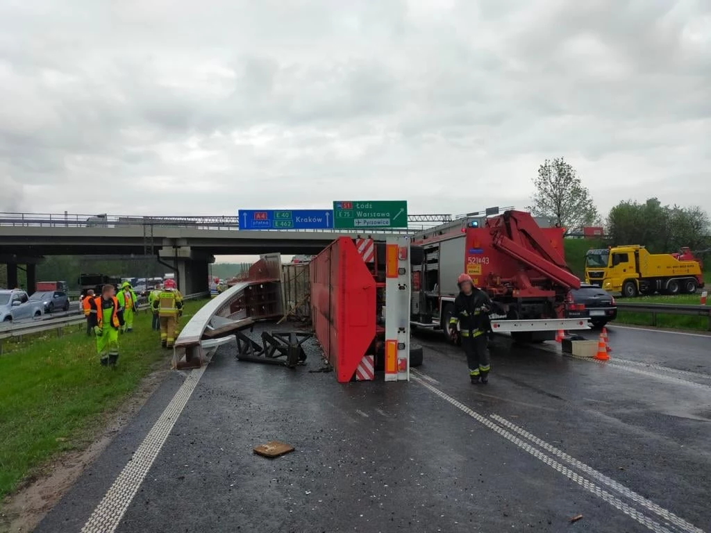 Wywrócona ciężarówka blokuje dwa pasy A4 w kierunku Krakowa