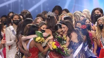 Finał Miss Universe jak zwykle był radosnym, pełnym kolorów i śmiechu widowiskiem. 