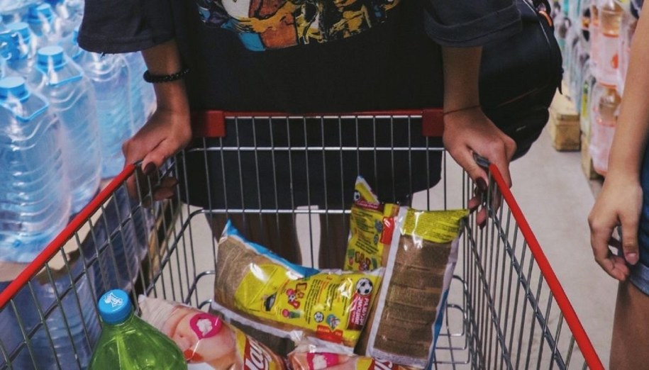 Koszyk z zakupami w sklepie. Zakupy w supermarkecie.