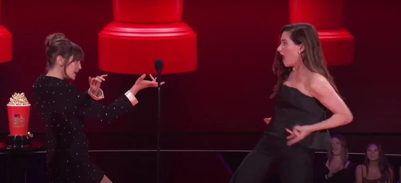 Elizabeth Olsen i Kathryn Hahn ogrywające scenę walki na MTV Awards/ Fot. https://www.youtube.com/watch?v=wFPON2K81NU