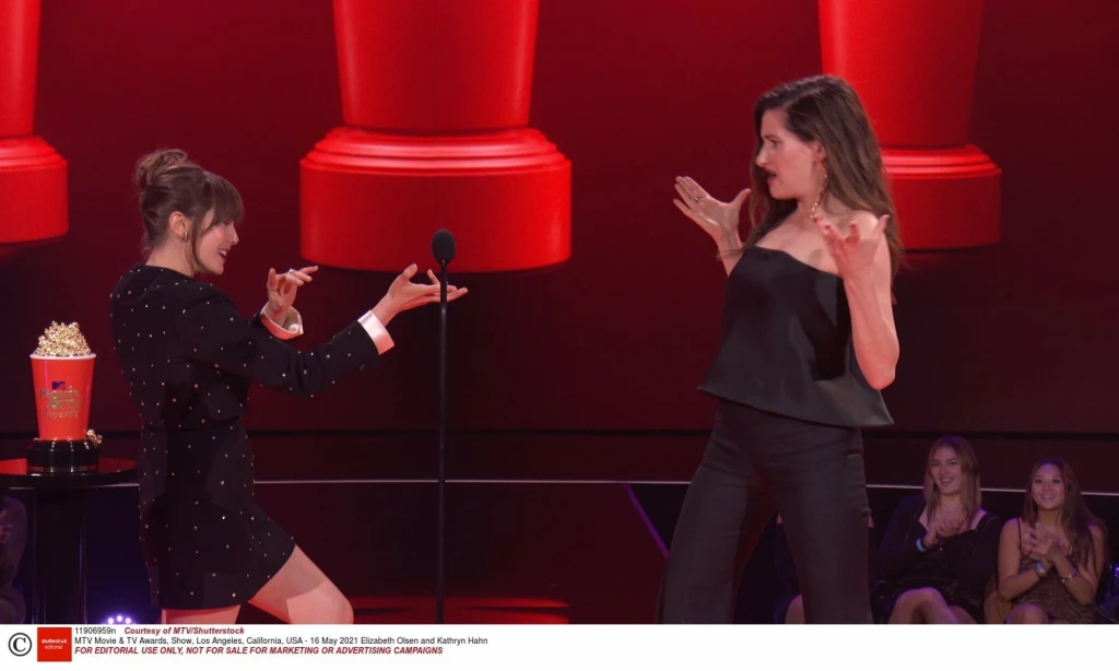 Elizabeth Olsen i Kathryn Hahn ogrywające scene walki na MTV Awards