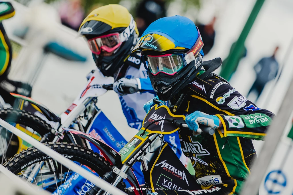 Kacper Pludra (kask niebieski) i Tim Soerensen (kask żółty) gotowi do startu