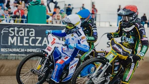 Mateusz Majcher pomiędzy parą gospodarzy