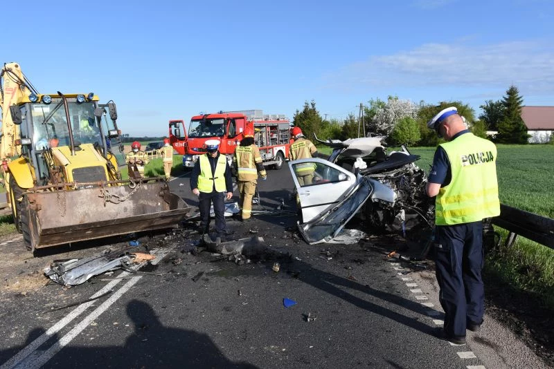 Kierowca auta zginął na miejscu, pasażer został ranny