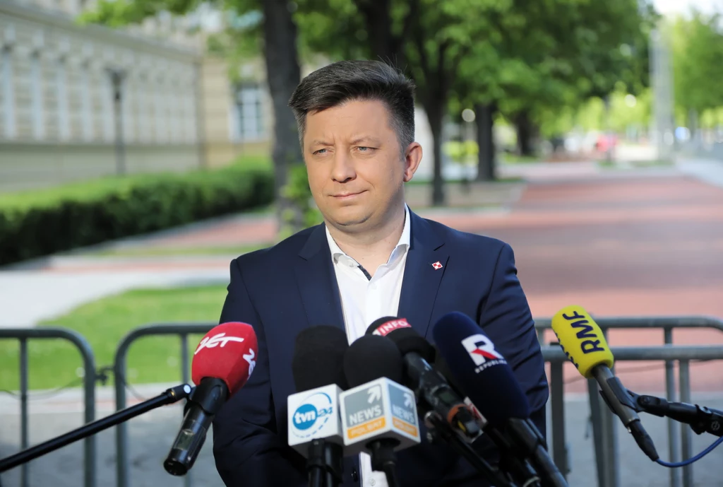 Minister-członek Rady Ministrów, szef KPRM Michał Dworczyk podczas konferencji prasowej przed siedzibą KPRM
