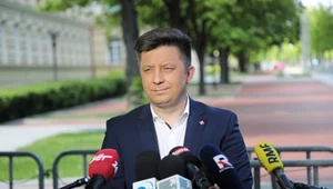 Minister-członek Rady Ministrów, szef KPRM Michał Dworczyk podczas konferencji prasowej przed siedzibą KPRM