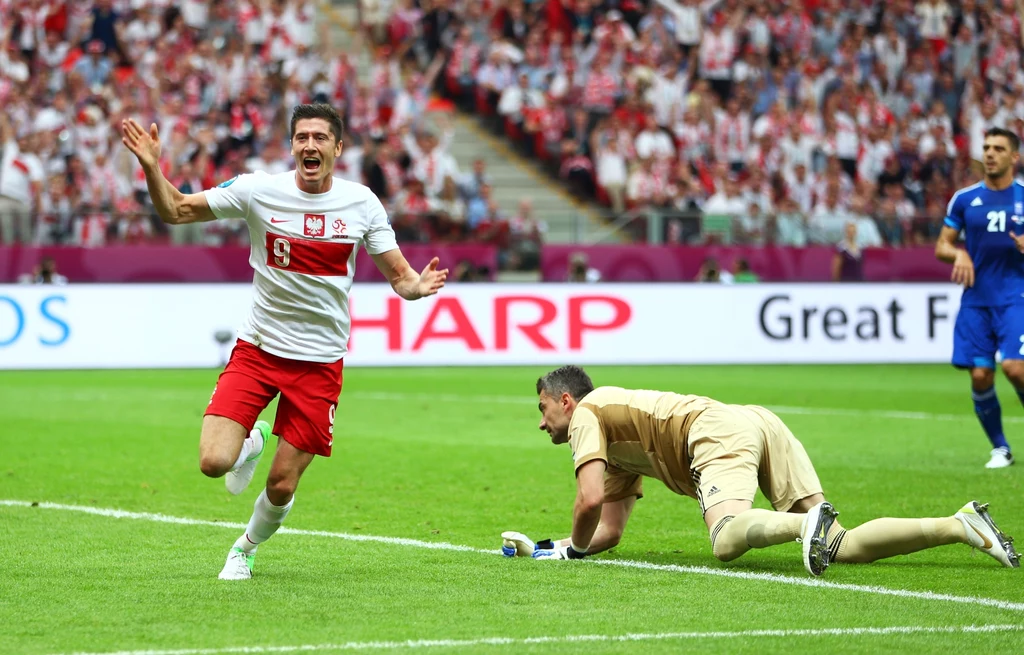 Robert Lewandowski - ma na koncie 3 turnieje, 11 meczów, 1050 minut gry, 2 gole (z Grecją w 2012 i z Portugalią w 2016). Na turniejowy dorobek Roberta Lewandowskiego składają się: Euro 2012 (3 mecze, 270 minut, 1 gol), Euro 2016 (5 meczów, 510 minut, 1 gol), mundial 2018 (3 mecze, 270 minut). Na Euro 2016 i mundialu 2018 Robert Lewandowski był kapitanem reprezentacji Polski, podobnie będzie na Euro 2020. Robert Lewandowski - ma na koncie 3 turnieje, 11 meczów, 1050 minut gry, 2 gole (z Grecją w 2012 i z Portugalią w 2016). Na turniejowy dorobek Roberta Lewandowskiego składają się: Euro 2012 (3 mecze, 270 minut, 1 gol), Euro 2016 (5 meczów, 510 minut, 1 gol), mundial 2018 (3 mecze, 270 minut). Na Euro 2016 i mundialu 2018 Robert Lewandowski był kapitanem reprezentacji Polski, podobnie będzie na Euro 2020.