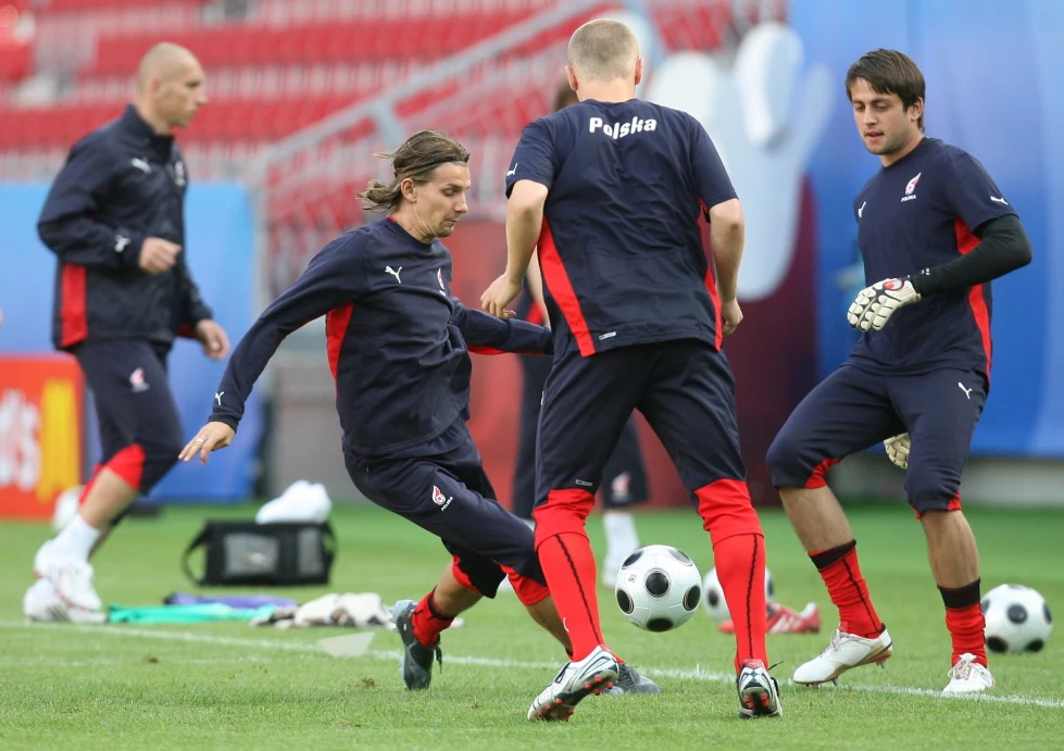 Łukasz Fabiański - 3 turnieje, 5 meczów, w sumie 510 minut gry. Jedyny piłkarz w kadrze Paulo Sousy na Euro 2020, który był na Euro 2008. Gdyby nie kontuzja w 2012 roku, byłby też jedynym, dla którego byłby to już piąty duży turniej. Na turniejowy dorobek Łukasza Fabiańskiego składają się: Euro 2008 (powołany, 0 meczów); Euro 2012 - z powodu kontuzji w kadrze na turniej został zastąpiony przez Grzegorza Sandomierskiego; Euro 2016 (4 mecze, w sumie 420 minut); mundial 2018 (1 mecz, 90 minut) Łukasz Fabiański - 3 turnieje, 5 meczów, w sumie 510 minut gry. Jedyny piłkarz w kadrze Paulo Sousy na Euro 2020, który był na Euro 2008. Gdyby nie kontuzja w 2012 roku, byłby też jedynym, dla którego byłby to już piąty duży turniej. Na turniejowy dorobek Łukasza Fabiańskiego składają się: Euro 2008 (powołany, 0 meczów); Euro 2012 - z powodu kontuzji w kadrze na turniej został zastąpiony przez Grzegorza Sandomierskiego; Euro 2016 (4 mecze, w sumie 420 minut); mundial 2018 (1 mecz, 90 minut)