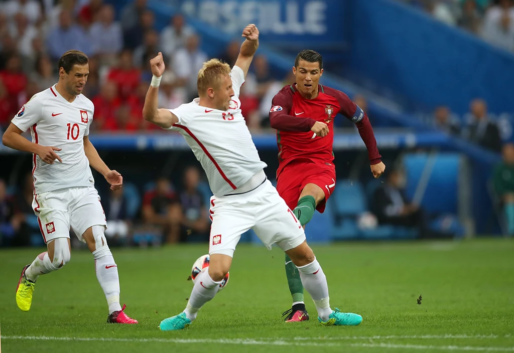 Kamil Glik - 2 turnieje, 7 meczów, w sumie 611 minut gry. Glik był w szerokiej kadrze na Euro 2012, ale nie pojechał na turniej. Euro we Francji rozegrał w pełnym wymiarze czasowym, z początku mundialu w Rosji wyeliminowała go kontuzja. Na jego dorobek składają się: Euro 2016 (5 meczów, w sumie 510 minut), mundial 2018 (2 mecze, w sumie 101 minut) Kamil Glik - 2 turnieje, 7 meczów, w sumie 611 minut gry. Glik był w szerokiej kadrze na Euro 2012, ale nie pojechał na turniej. Euro we Francji rozegrał w pełnym wymiarze czasowym, z początku mundialu w Rosji wyeliminowała go kontuzja. Na jego dorobek składają się: Euro 2016 (5 meczów, w sumie 510 minut), mundial 2018 (2 mecze, w sumie 101 minut)