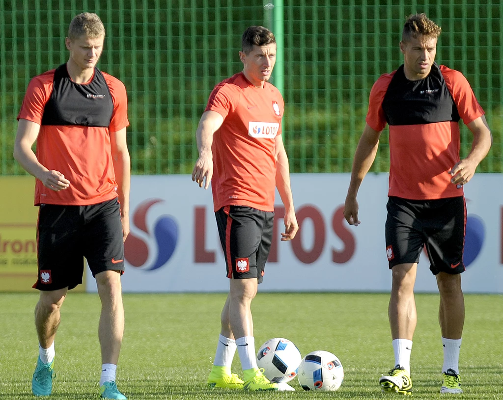 Paweł Dawidowicz - był w szerokiej kadrze Adama Nawałki na Euro 2016, ale nie pojechał na turniej. Na zdjęciu obok Roberta Lewandowskiego i Thiago Cionka. Paweł Dawidowicz - był w szerokiej kadrze Adama Nawałki na Euro 2016, ale nie pojechał na turniej. Na zdjęciu obok Roberta Lewandowskiego i Thiago Cionka.