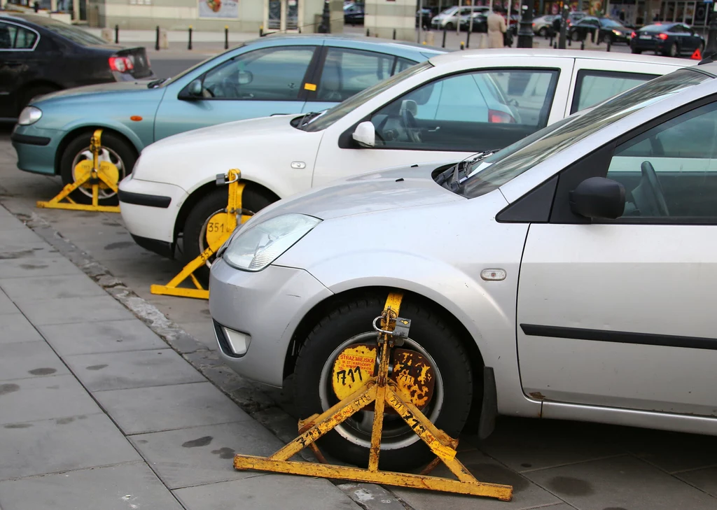 W wielu miastach brakuje miejsc parkingowych, więc kierowcy parkują tam, gdzie się da