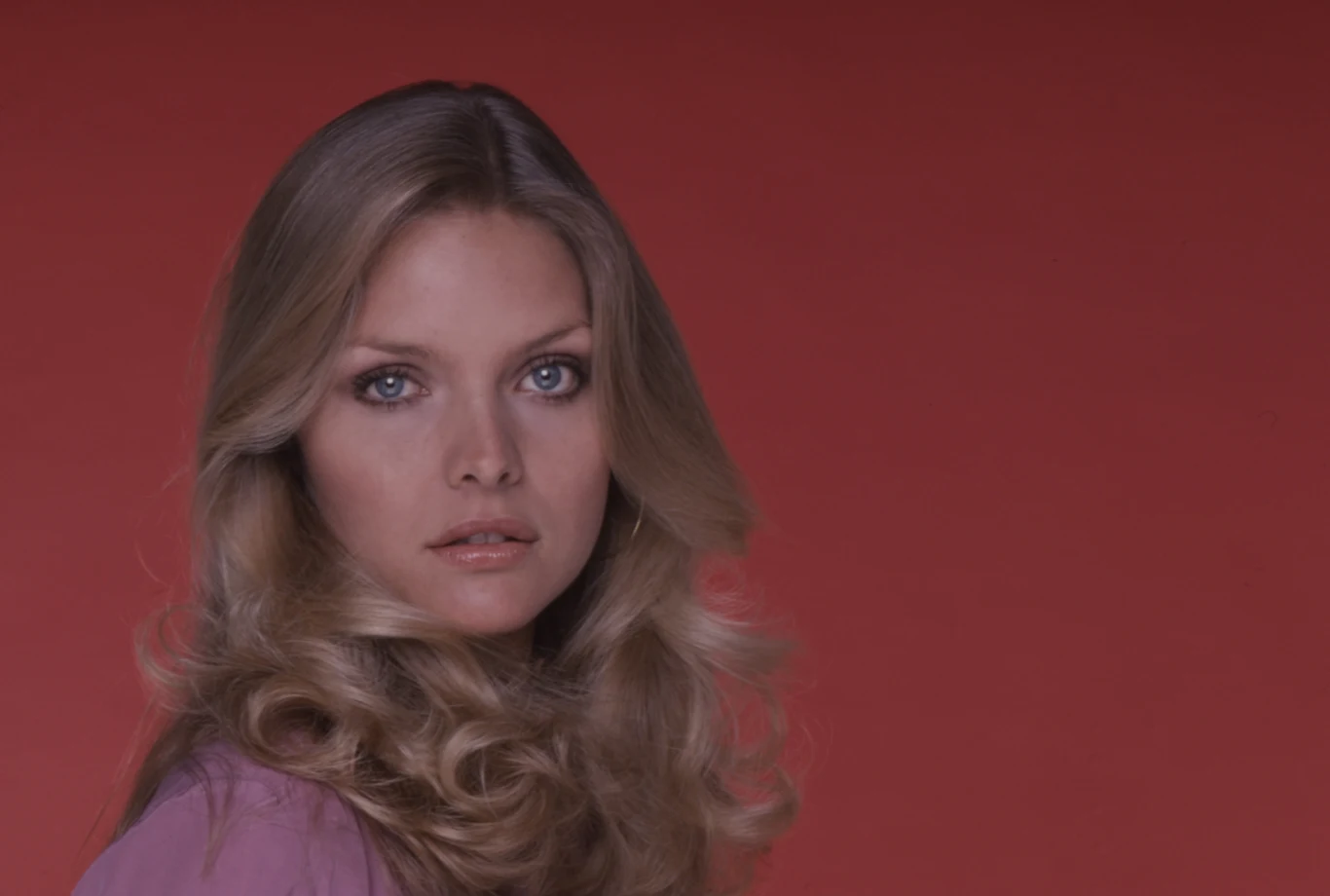 Michelle Pfeiffer to aktorka trzykrotnie nominowana do Oscara, znana z ról w takich filmach, jak: "Człowiek z blizną", "Niebezpieczne związki", "Wiek niewinności" czy "Powrót Batmana". Gdy jakiś czas temu magazyn "Esquire" opublikował listę najseksowniejszych gwiazd kina w historii, Pfeiffer zajęła w nim wysokie trzecie miejsce, tylko za Johnnym Deppem i Marilyn Monroe.