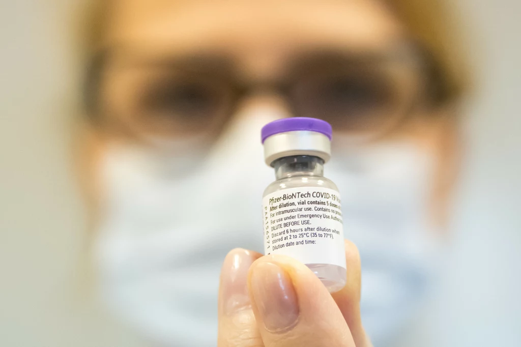 Szczepionka przeciwko COVID-19 firmy Pfizer- BioNTech. Szczepionka przeciwko COVID-19 firmy Pfizer- BioNTech.