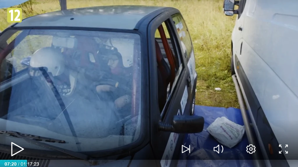 Maciej jest fanem samochodów Maciej jest fanem samochodów