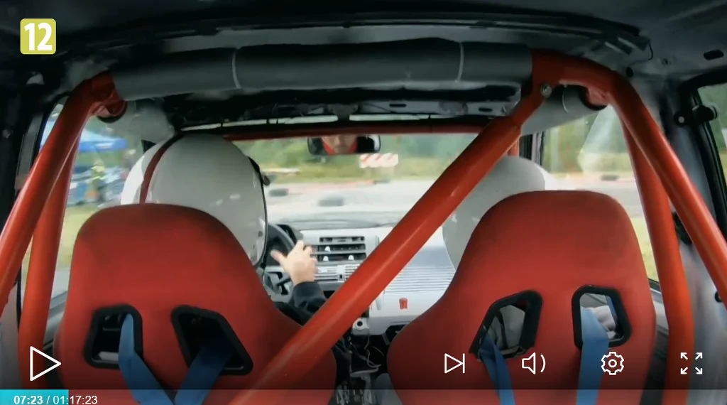 Maciej jest fanem samochodów Maciej jest fanem samochodów